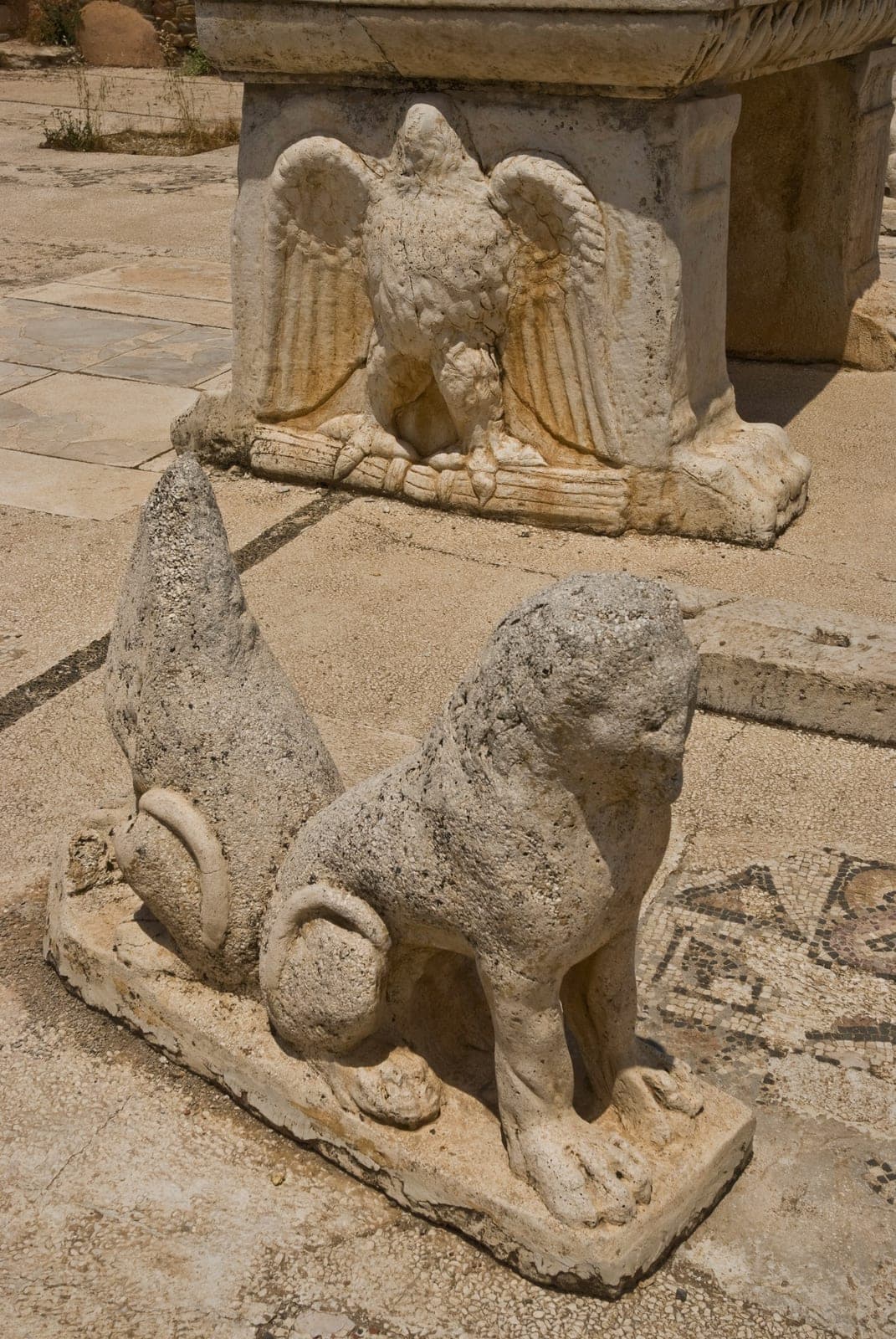 Aslan ve kartal kabartması